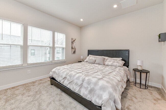 Building Photo - Stunning 3-bedroom, 4.5-bath townhome nest...