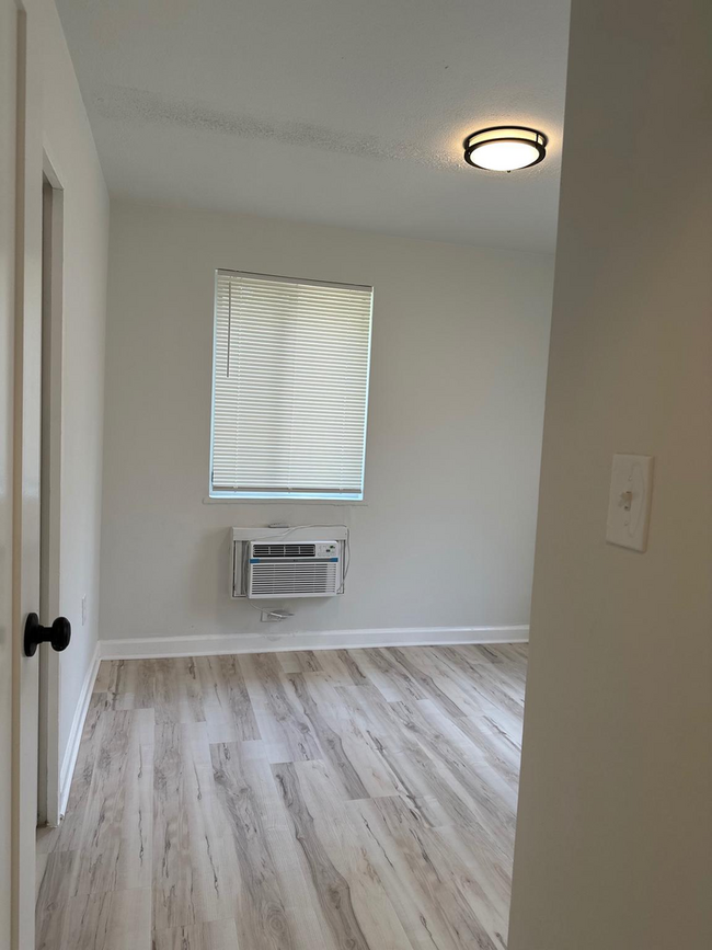 Building Photo - 2 Bed 1 Bath SW DC