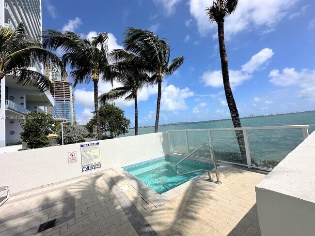 Building Photo - 665 NE 25th St