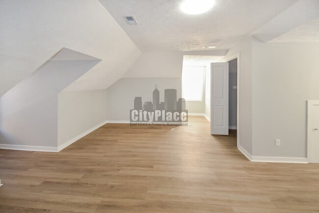 Building Photo - 2224 N Kenwood Ave