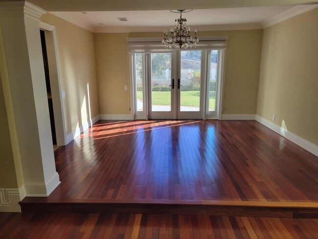 Building Photo - Beautiful Upgraded 6 Bedroom 3 Bathroom Ho...