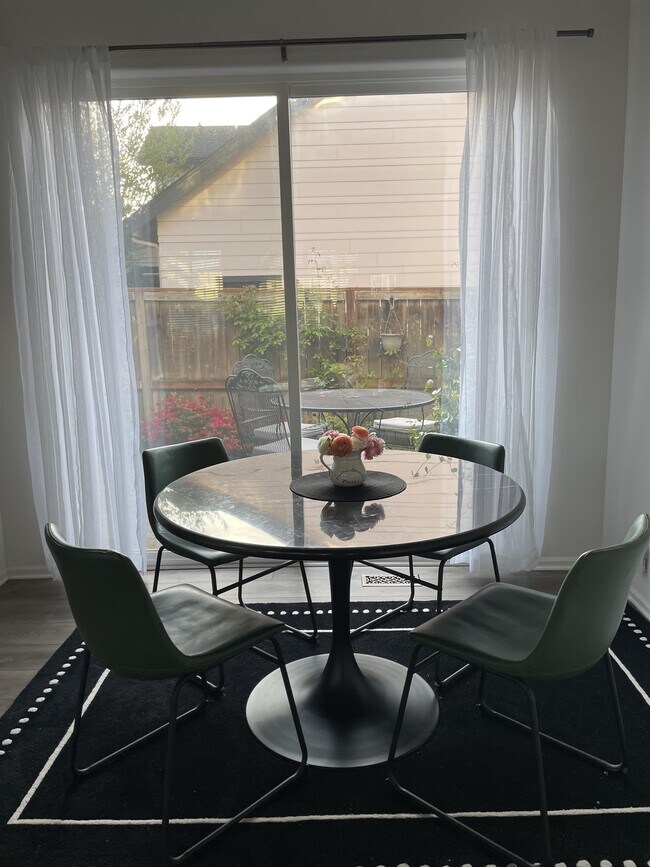 Building Photo - 1635 Hamlet Ln