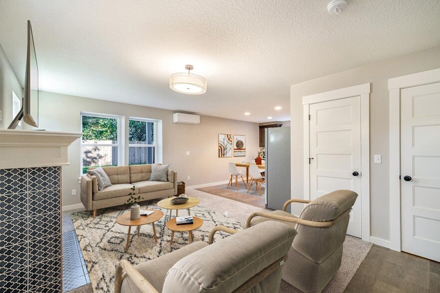 Primary Photo - Stylish South Tabor apartment 5 blocks fro...