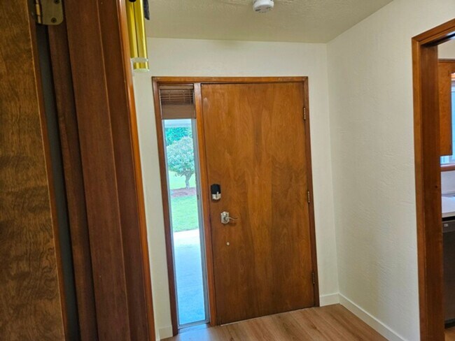Building Photo - 3Bd/2Ba Single Story House - For Viewing!