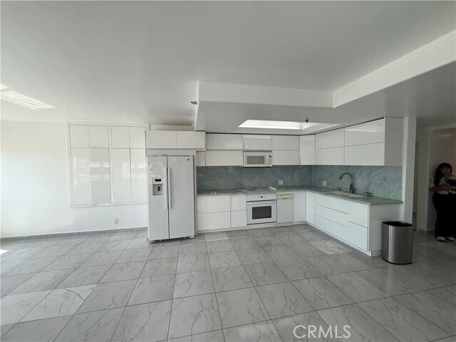 Building Photo - 525 E Seaside Way