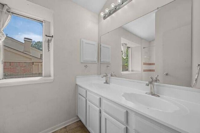 Building Photo - 4 Bedroom Single Family Home in Pflugerville