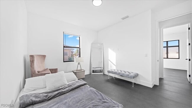 Building Photo - 1017 NE 4th Pl