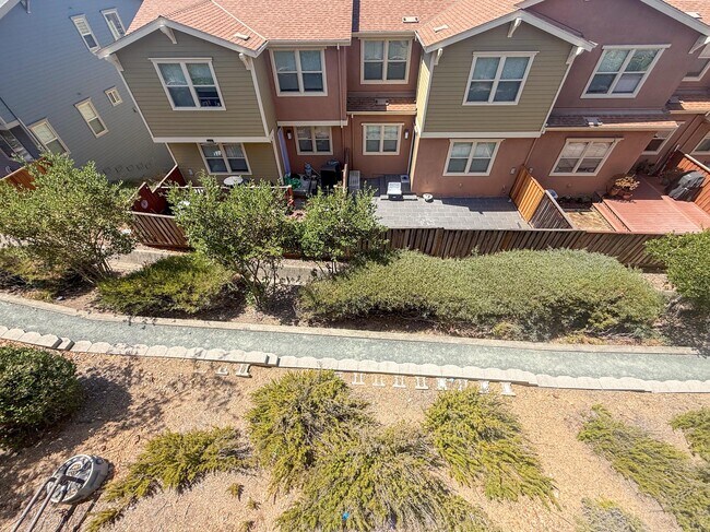 Building Photo - 6491 Bayview Dr
