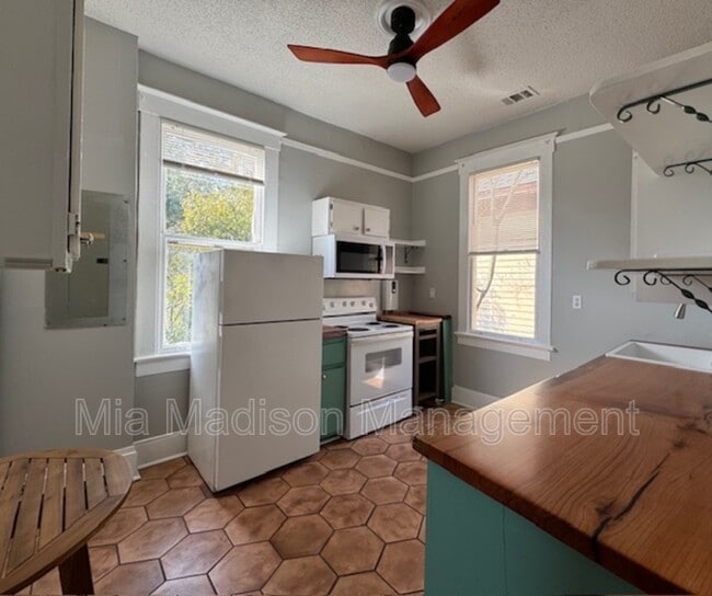 Building Photo - 1203 1/2 E Henry St