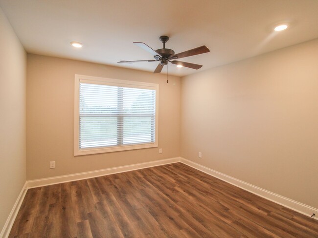 Building Photo - MOVE IN Special - 1st Month Rent FREE - Ca...