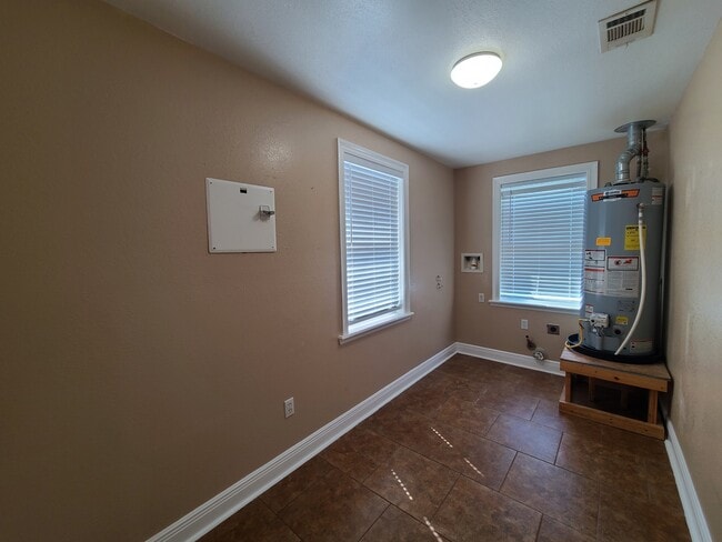 Building Photo - 3100 Ivy Pl