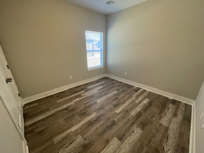 Building Photo - 16271/73 Ike Ct