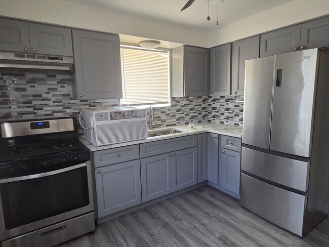 Building Photo - 14605 Des Plaines St