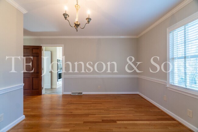 Building Photo - Spacious 5 Bedroom Home in the Heart of Sherwood Forest