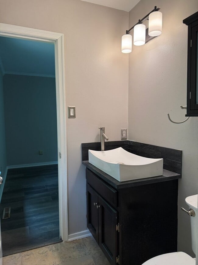 Building Photo - Adorable Recently Renovated 3 Bed 1.5 Bath...