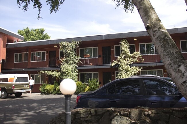 Primary Photo - Bottom level 2bed, new s/s appliances, off street parking, on site laundry, all dogs welcome!