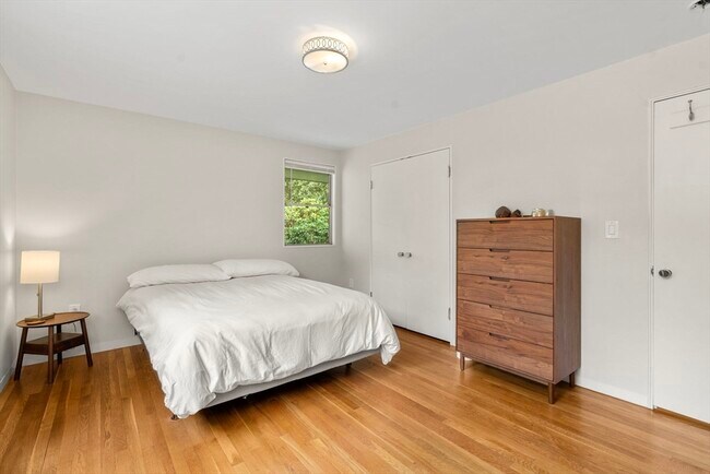 Building Photo - 20 Follen St