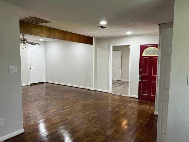 Building Photo - 2522 Kingsdale Dr
