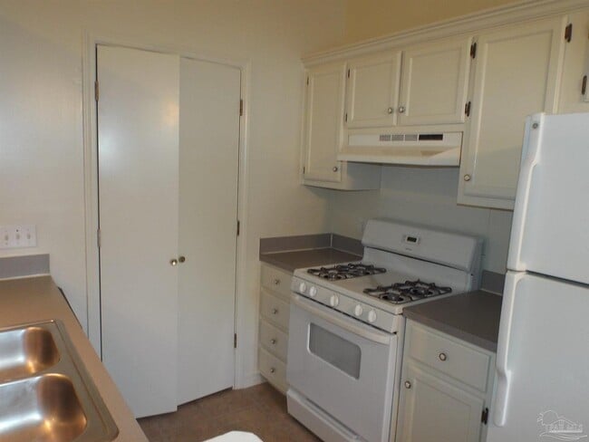 Building Photo - 7033 Weatherwood Dr
