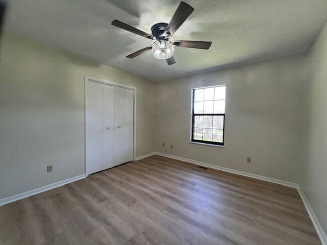 Building Photo - Move In Ready!!