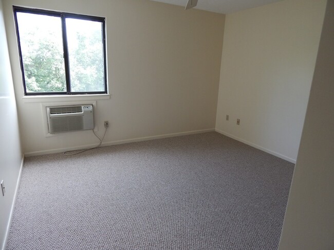 Building Photo - 340 Sunderland Rd