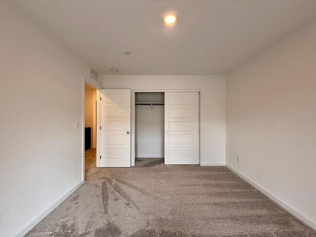 Building Photo - BRAND NEW 3 BED 2.5 BATH 2 BALCONY 2 CAR GARAGE TOWNHOUSE IN HENDERSON FOR RENT!!