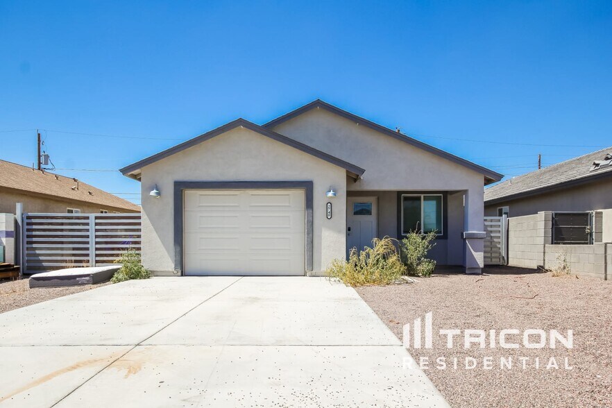 Primary Photo - 2748 E Pueblo Ave