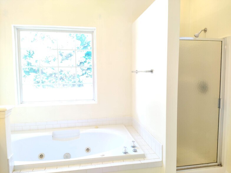 Building Photo - 529 Foxglove Ct