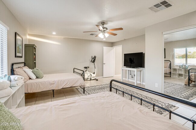 Building Photo - 9819 N 67th Dr
