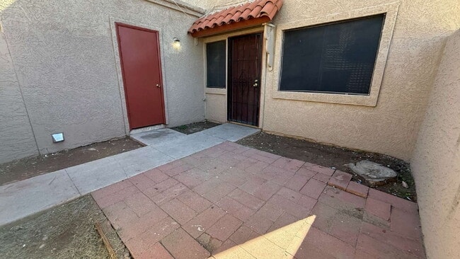 Building Photo - "Charming 2-Bedroom Townhouse in Phoenix -...