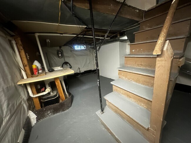 Building Photo - 315 N Holly St