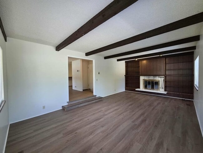 Building Photo - HUGE Number 2 Canyon ~ ~ 4 bedroom, 3 bath...
