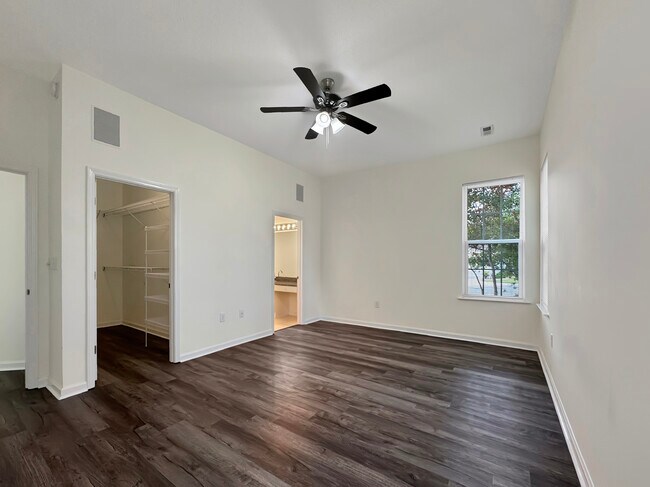 Building Photo - 4333 Oakwood Cir