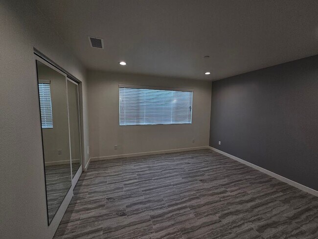 Building Photo - Newly Remodeled 2 Bedroom / 1 Bath! Call o...