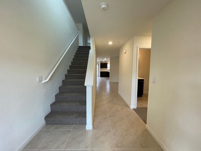 Building Photo - 661 Suzanne Dr