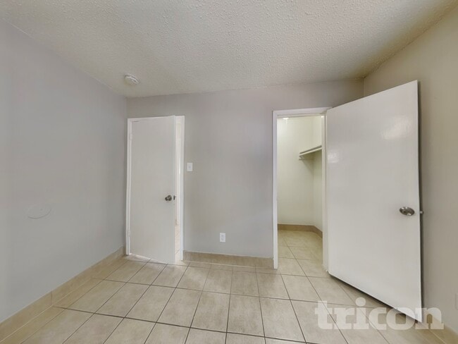 Building Photo - 2014 Briar Ridge Dr