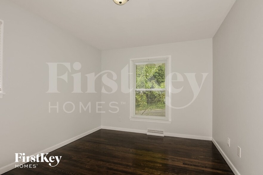 Building Photo - 305 Elmhurst Dr