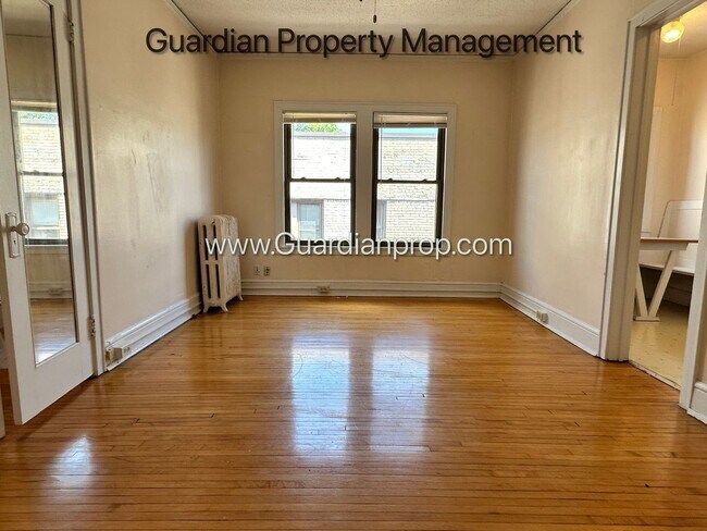 Building Photo - Top Floor Studio Lakes Uptown Apartment, Blocks from Both Lakes, Hardwood Floors, One Month Free