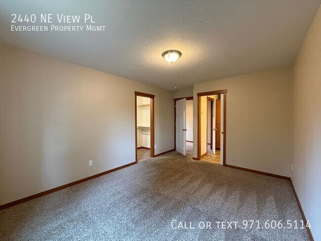 Building Photo - 2440 NE View Pl