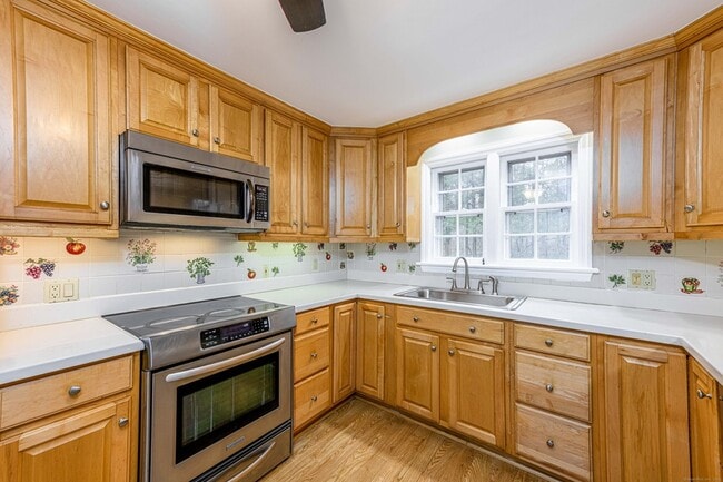 Building Photo - 1670 Hartford Tpke