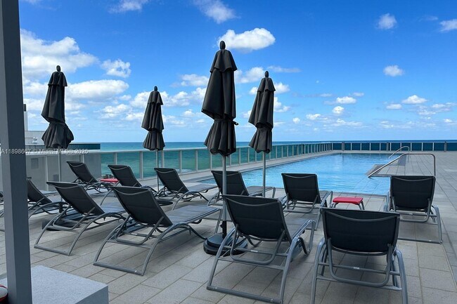 Building Photo - 15901 Collins Ave