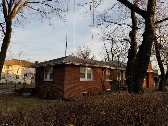 Building Photo - 1789 Vauxhall Rd