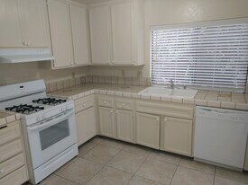 Building Photo - 119 Avenida Las Brisas