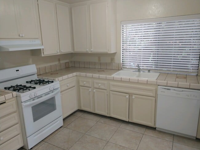 Building Photo - 119 Avenida Las Brisas