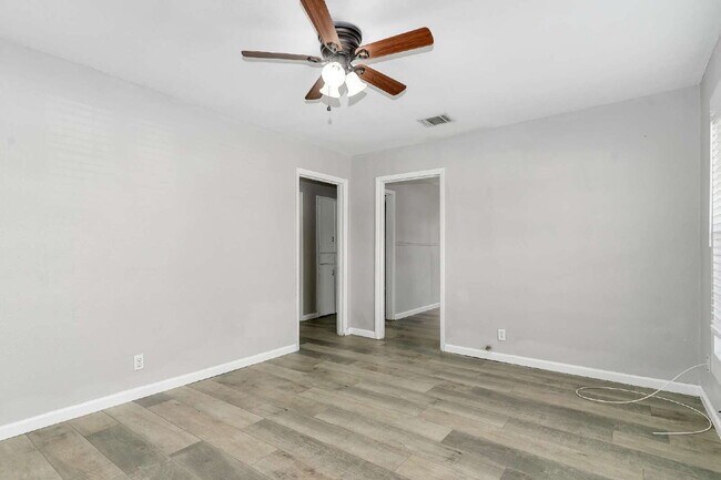 Building Photo - Cozy 2 Bedroom 1 Bath Duplex in Cleburne TX. 50% off One Month’s Rent!