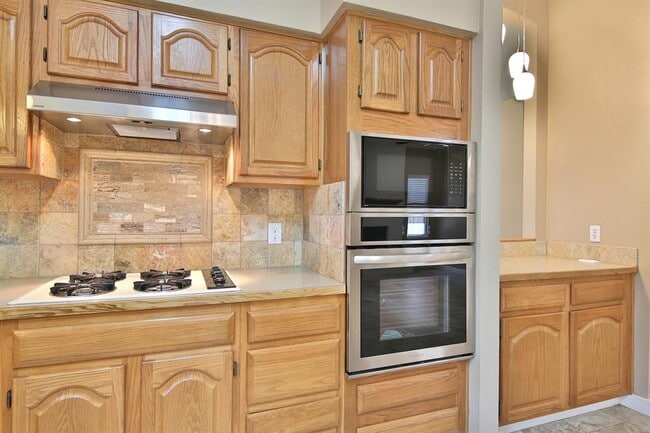 Building Photo - 13301 Tamayo Dr