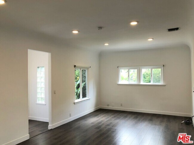 Building Photo - 8538 W Knl Dr