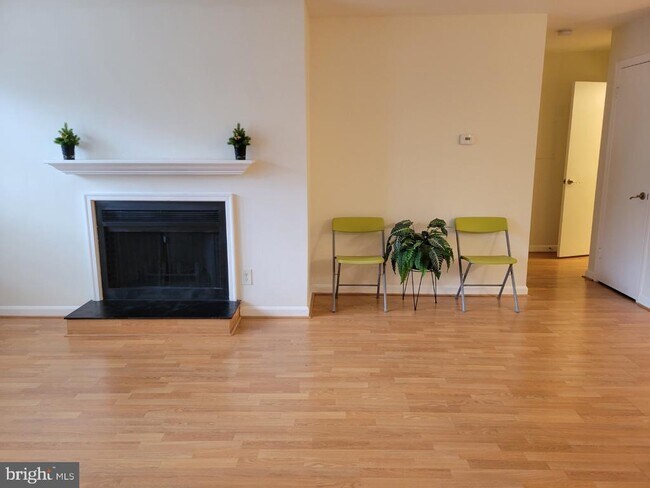 Building Photo - 3178 Summit Square Dr