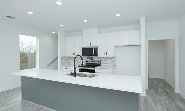 Building Photo - 9315 Ashville Dr