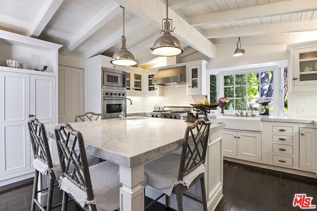 Building Photo - 111 S Glenroy Ave